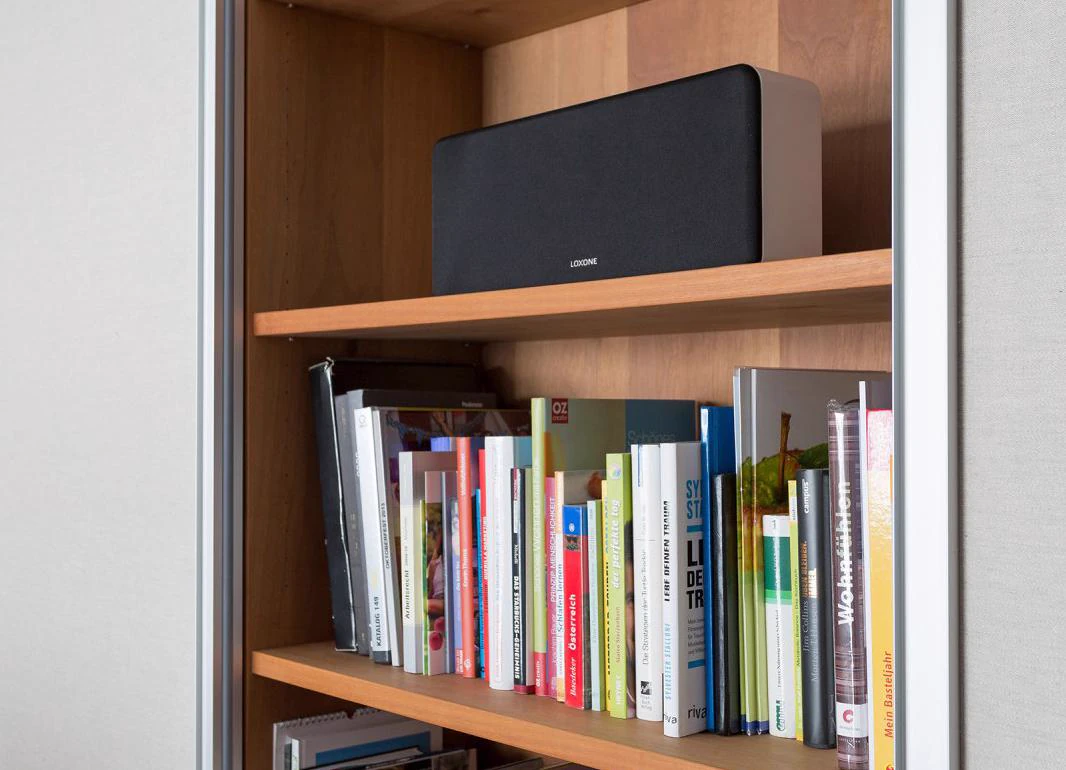 Głośnik systemu audio na regale w salonie